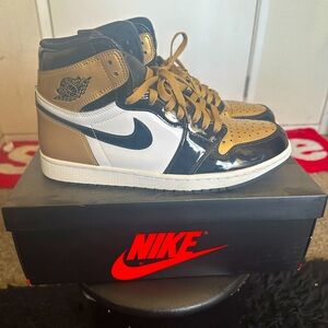 Jordan 1 Retro High Patent Gold Toe